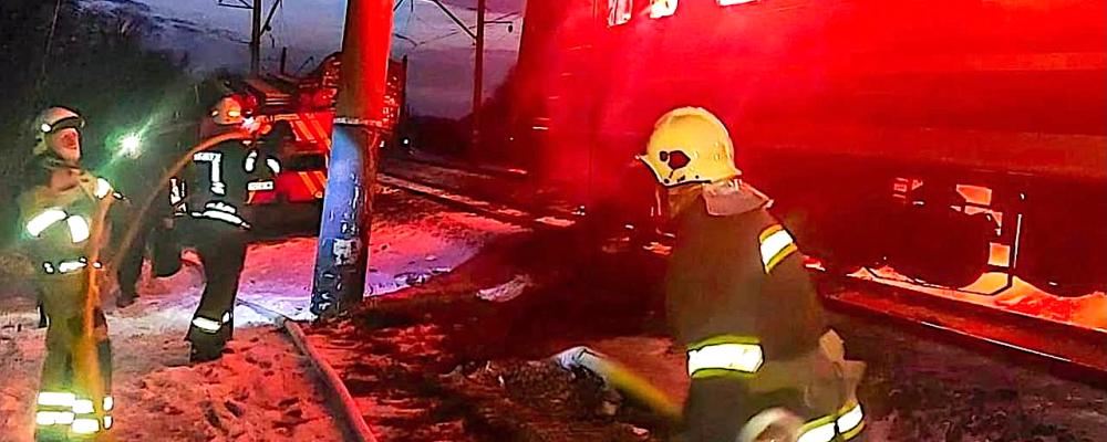 Den ryska drönarattacken mot passagerartåget i Charkivregionen orsakade brand i en vagn och ledde till fem dödsoffer. Foto: Ukrainian Emergency Service