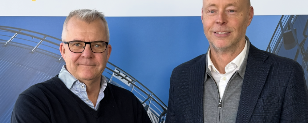 Fredrik Svanbom, VD Gävle Hamn AB, och Johan Zettergren, VD Inter Terminals Sweden AB, vid signeringen av det nya 25-åriga avtalet. Foto: Gävle Hamn