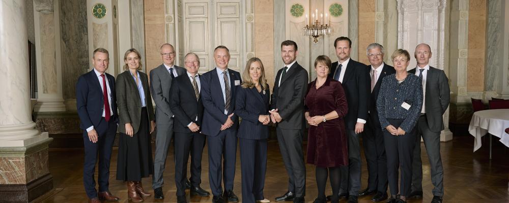 Deltagarna i mötet var (från vänster på bilden): Linus Eriksson, vd, Øresundsbro Konsortiet, Sofie Findling Andersen, underdirektör, Dansk Erhverv; Peter Lanng Nielsen, styrelseordförande DI Hovedstaden; Per Tryding, vice vd, Sydsvenska Industri- och Handelskammaren; Jan Juul Christensen, Managing Director, Greater Copenhagen; Jessica Rosencrantz, Sveriges EU-minister med ansvar för nordiska frågor; Morten Dahlin, Danmarks minister för nordiska frågor; Katrin Stjernfeldt Jammeh, vice ordförande, Greater Copenhagen samt kommunstyrelsens ordförande, Malmö; Carl Johan Sonesson, vice ordförande Greater Copenhagen och regionstyrelsens ordförande, Region Skåne; Hans Wallmark, Sveriges ambassadör till Danmark; Eva Egesborg Hansen, Danmarks ambassadör för Nordiskt Samarbete; Jens Kisling, Danmarks ambassadör till Sverige. Foto: Greater Copenhagen