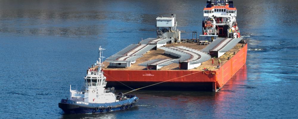 Leveransen visar hur tunga och otympliga konstruktioner kan fraktas direkt till centrala Stockholm via stadens kajer. Foto: Foto: Markus Olsson