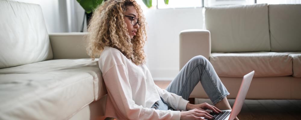 Kampanjperioder påverkar hur många konsumenter planerar sina inköp. I gruppen 18–29 år uppger 59 procent att dessa perioder styr planeringen. Foto:  thought catalog /Unsplash