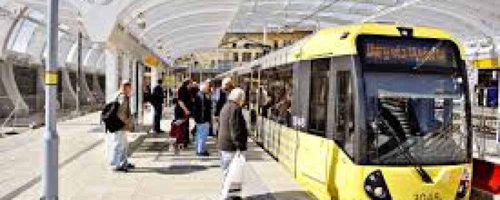 Spårvagn av typen klass 323 i Bee Networks gula färgsättning vid Piccadilly-stationen i Manchester. Foto: GMT