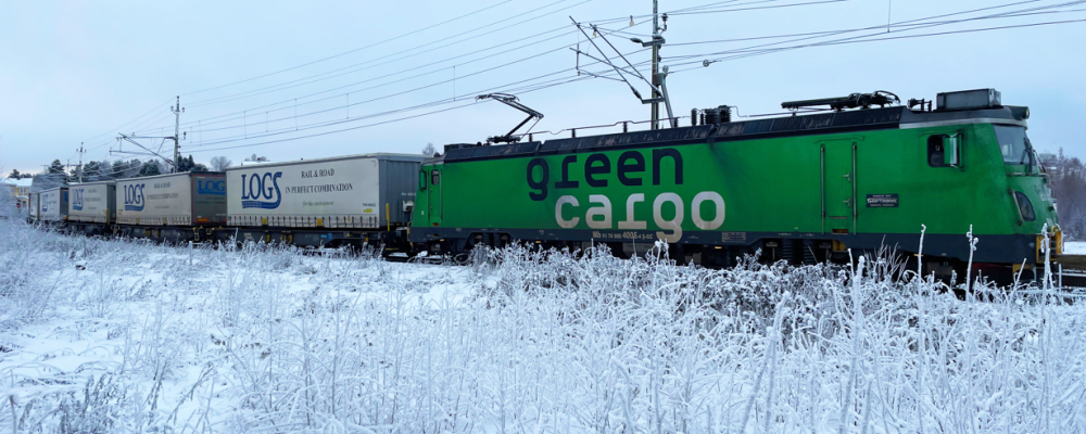 Mb-lok 4006 drar lastbilstrailers den drygt 1000 km långa sträckan mellan Borlänge och Luleå. Foto: Maria Lindholm/Green Cargo.