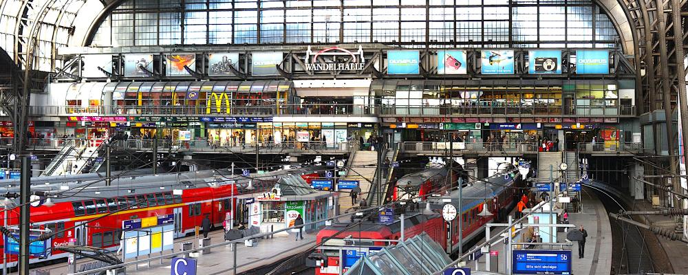 Hamburgs centralstation. Med hjälp av den senaste generationens signalteknik, ESTW L90, som bygger på en modern hårdvaruplattform, ska Hitachi Rail bidra till att göra trafiken mer robust och effektiv. Foto: GNU General Public License