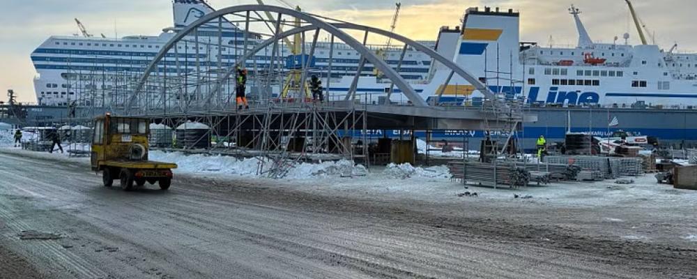 Bågbron är 44 meter lång, 16 meter bred och väger 236 ton. Foto: Härnösands kommun