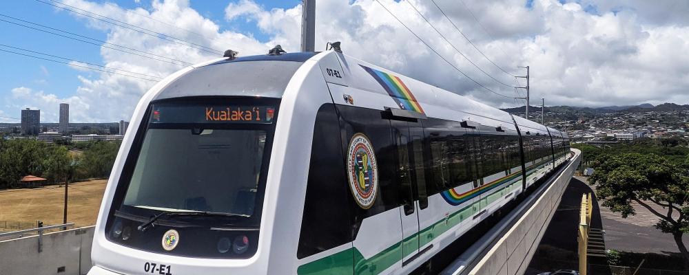 Honolulus automatiska Skyline-metro når nu flygplatsen och omfattar 26,2 kilometer. Byggd av Hitachi Rail. Foto: Wikipedia Commons Lic. Kredit: Eli Fessler