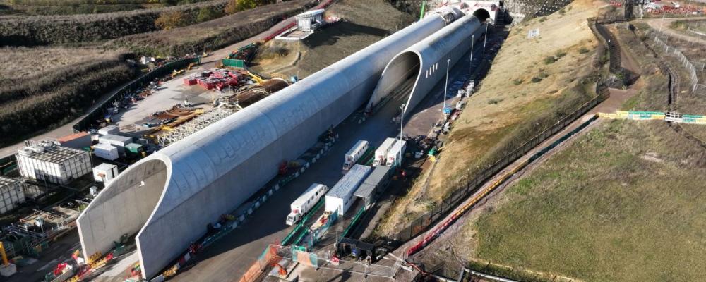 HS2 färdigställer unik tunneldesign för att minska ljudbangar. Byggteam som arbetar med HS2-projektet har färdigställt två specialutformade tunnelmynningar vid den södra änden av järnvägens längsta tunnel. Konstruktionen är framtagen för att eliminera risken för så kallade ”ljudbangar” som uppstår när höghastighetståg kör in i tunneln i hastigheter upp till 200 miles per hour (cirka 320 kilometer i timmen). Foto: HS2-projekt