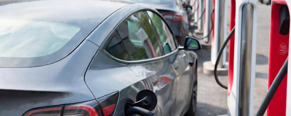 Enligt en Sifo-undersökning från bilförmedlaren Kvdbil uppger 46 procent att de blivit mindre benägna att köpa Tesla. Foto: kvdbil