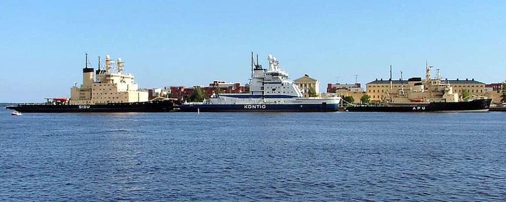 Finska isbrytare upplagda för sommarsäsongen vid Skatudden i Helsingfors. Här ligger flera isbrytare: däribland, Sisu och Urho, Kontio och Otso, Apu och Voima. Foto: Wikipedia Commons Lic. Kredit: Fotograferad av Jonik från den närbelägna ön Tervasaari.