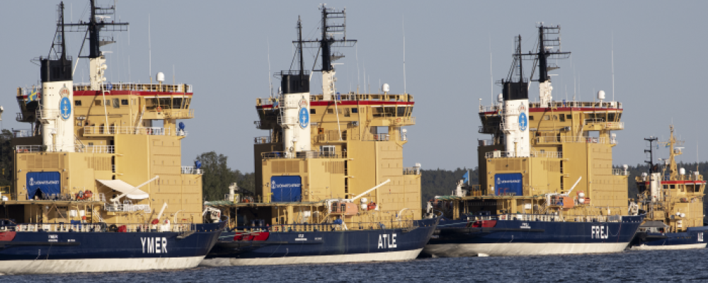 Sjöfartsverket har sex egna isbrytare: Ale, Atle, Frej, Ymer, Oden och Idun. Även Sjöfartsverkets arbetsfartyg Baltica och Scandica har isbrytarförmåga och ingår i isbrytningsverksamheten som hjälpisbrytare. Foto: Sjöfartverket