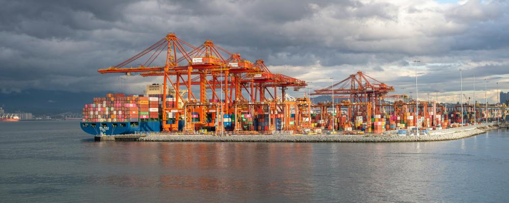 Vancouvers hamn ökade containerimporten under första kvartalet 2026 samtidigt som flera större hamnar på USA:s västkust tappade volymer. Foto: Mia de Jesus/Unsplash