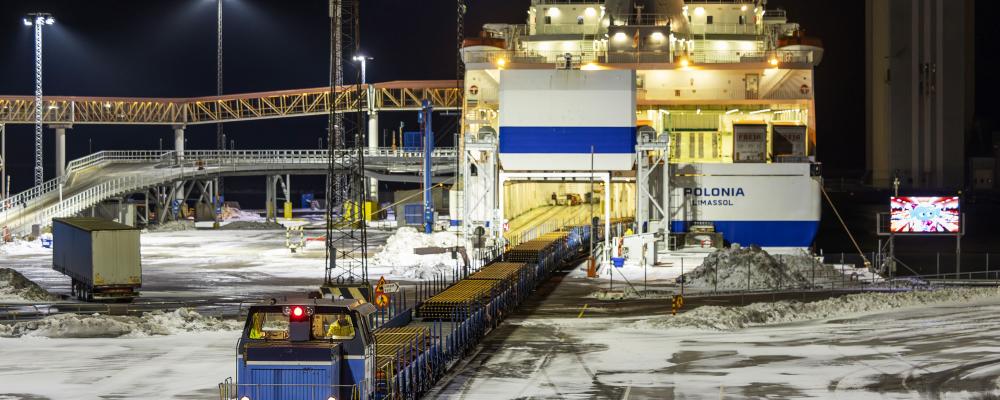 Tågsättet med räler har växlats ihop och dras ut från färjan M/S Polonia. Foto: Kasper Dudzik/DB Cargo Full Load Solutions