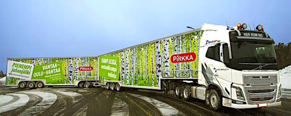 Stora lastbilsekipage har numera blivit en praktisk kompromiss i länder där avstånden är långa och godstransporterna domineras av råvaror och bulk. Foto: Kesko, kredit: Jani Lindström