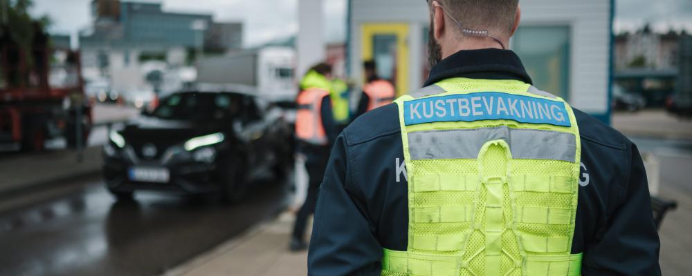 Kustbevakare bakifrån. Foto: Kustbevakningen