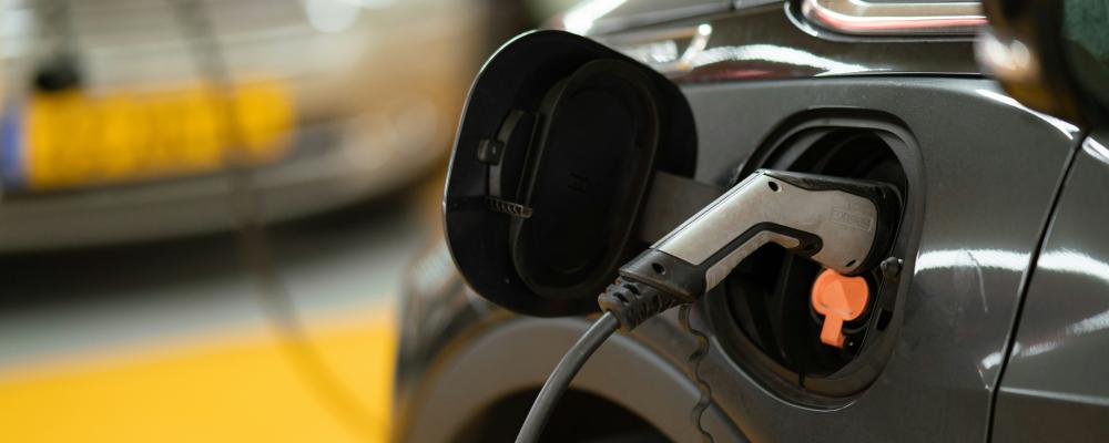 Under 2025 ökade antalet elbilar med sex procent och laddhybrider med 16 procent. Foto: michael fousert/Unsplash