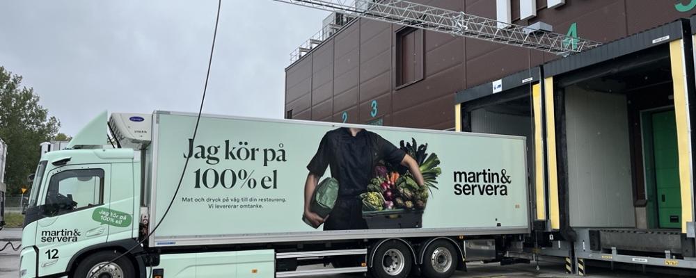 Portladdningen har en lång laddarm som gör det möjligt att ladda fordon även när det är trångt på lossningsplatsen – vilket underlättar och effektiviserar arbetet. Foto: Martin & Servera