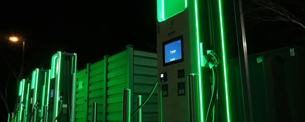 Den första utlysningen, med 490 miljoner kronor i potten, fokuserar på att uppgradera laddningsstationer längs stora, vältrafikerade vägar och i större städer. Foto: jamie antoine unsplash
