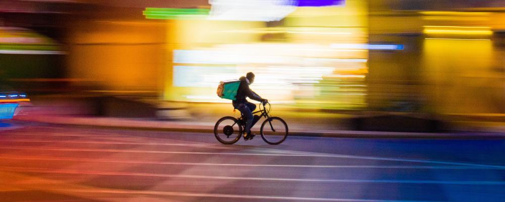 Författaren Julia Lindblom har gått igenom konkurshandlingar från ett stort antal bolag kopplade till branschens aktörer och funnit återkommande mönster i hur verksamheterna omstrukturerats. Foto: paolo-feser/Unsplash