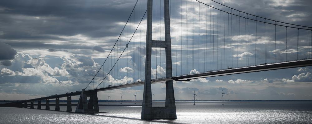 Sverige tillåter sedan 2023 lastbilsekipage på upp till 34,5 meter på ett utpekat vägnät och Danmark har sedan starten av 2024 en försöksverksamhet med fordon upp till 32 meter som trafikerar en särskild sträcka. De danska ekipagen har inte fått framföras i Sverige då de inte lever upp till alla tekniska krav gällande framkomlighet i kurvor och på hala väglag och de svenska ekipagen är i regel för långa i jämförelsen med reglerna i Danmark. Foto: Manuel Keller/Unsplash