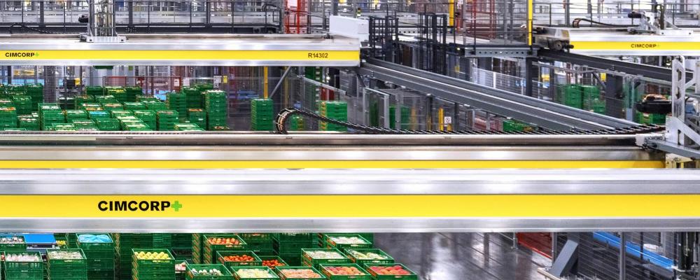 Cimcorps portalkranrobotar hanterar containrar med färska livsmedel i ett automatiserat lager. Foto: Cimcorp