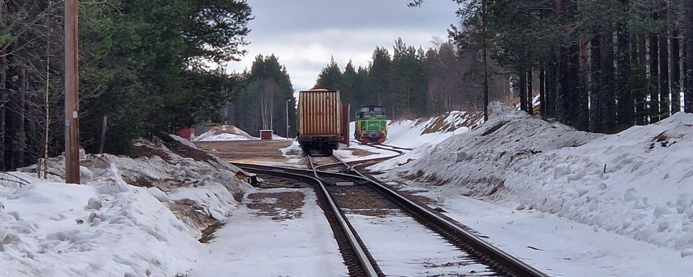 Järnvägsterminalen i Malungsfors i Dalarna sett från Råbergsvägen. Foto: Leojth/Wikimedia Commons/https://commons.wikimedia.org/wiki/File:J%C3%A4rnv%C3%A4gsterminalen_i_Malungsfors_20240330.jpg