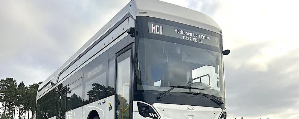 Elbussar drivs direkt av batterier och har generellt hög energieffektivitet. Vätgasbussar använder bränsleceller där energi först omvandlas från vätgas till elektricitet, vilket innebär större energiförluster och högre systemkostnader. Foto: MCV - Bus2bus