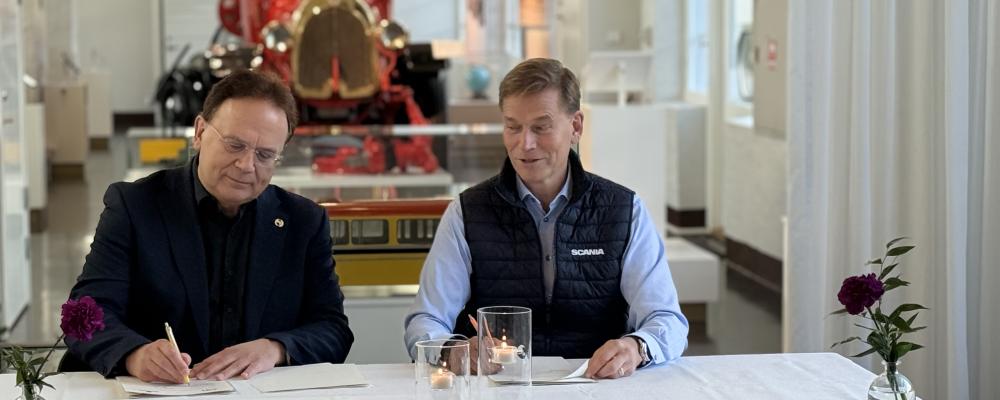Martin Hellström, rektor för Mälardalens universitet och Christian Levin, vd och koncernchef för Scania och TRATON undertecknar avtalet. Foto: Mälardalens universitet