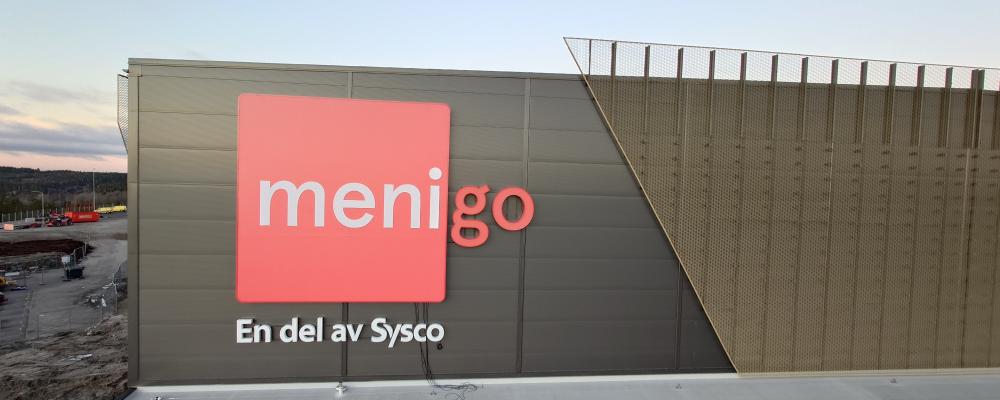 Menigos nya lageranläggning i Landvetter har byggts enligt genomgående mycket höga hållbarhetskrav och miljöcertifieras enligt BREEAM-SE nivå Excellent. Foto: Menigo