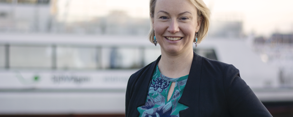 Michaela Haga framför pendelbåt. Foto: Region Stockholm