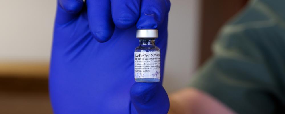 Socialstyrelsen får uppdrag om lagerhållning av sjukvårdsprodukter. Pfizers coronavaccin i bild. Foto: jesse-paul/Unsplash