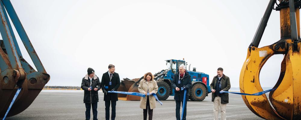 Från vänster Magnus Thorén (Stena Metal International), Stefan Pålsson (kommunstyrelsens ordförande Halmstad), Monika Przedpelska Öström (branschchef Sveriges Hamnar), Claes Lindgren (länsråd Halland) och Carl-Henrik Hägg (Vd Hallands Hamnar). Foto: Hallands Hamnar
