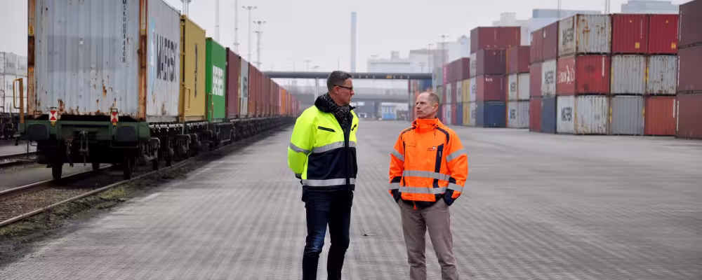 Danias vd Mikael Andersson och Anders Paulsson från hamnen har arbetat i nära samarbete för att etablera det nya transportnätverket på räls. Foto: Helsingborgs Hamn