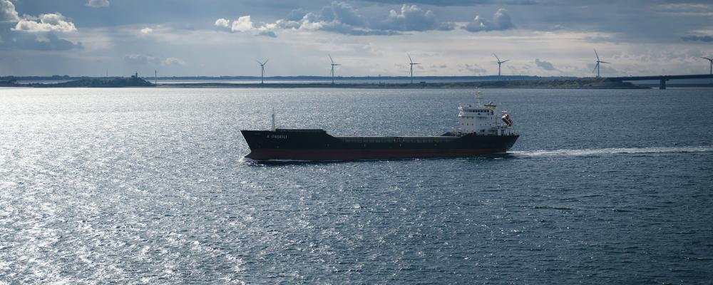 Tankfartyg vid Öresundsbron. Foto: Manuel Keller/Unsplash