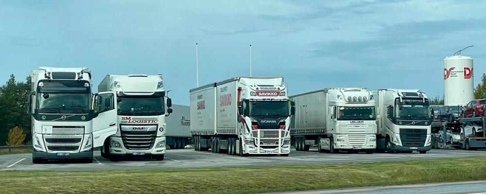 Lastbilar uppställda vid en terminal längs en svensk transportled. Mobil teknik får en allt viktigare roll i att minska driftstopp och effektivisera logistikflöden. Foto: Stina Wickenberg