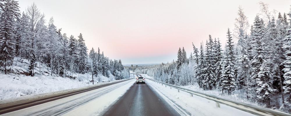 Reformen är en del av Sveriges genomförande av EU sociala klimatfond och syftar till att minska utsläppen från transportsektorn samtidigt som omställningen blir mer rättvis mellan olika delar av landet. Foto: shashidhar unsplash