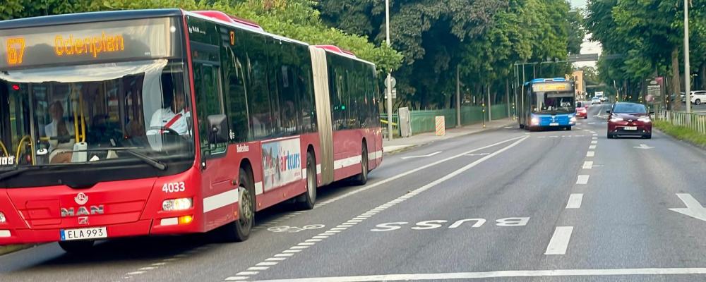 Bussförarna arbetar oftast ensamma, under alla tider på dygnet och har kontakt med en heterogen grupp resenärer i olika miljöer. Bussar på Valhallavägen i Stockholm. Foto: Stina Wickenberg