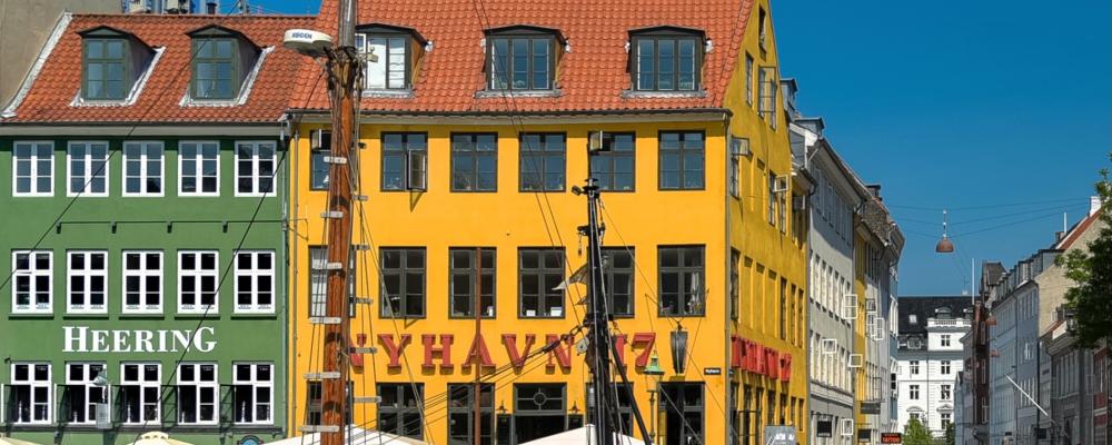 Hotell- och restaurangsektorn drev jobbtillväxten i Danmark i juli, men Novo Nordisks planerade neddragningar kan bromsa utvecklingen. Bilden visar Nyhavn, med största koncentrationen av små hotell och restauranger. Foto: Wikipedia Commons. Kredit: Ramblensen2