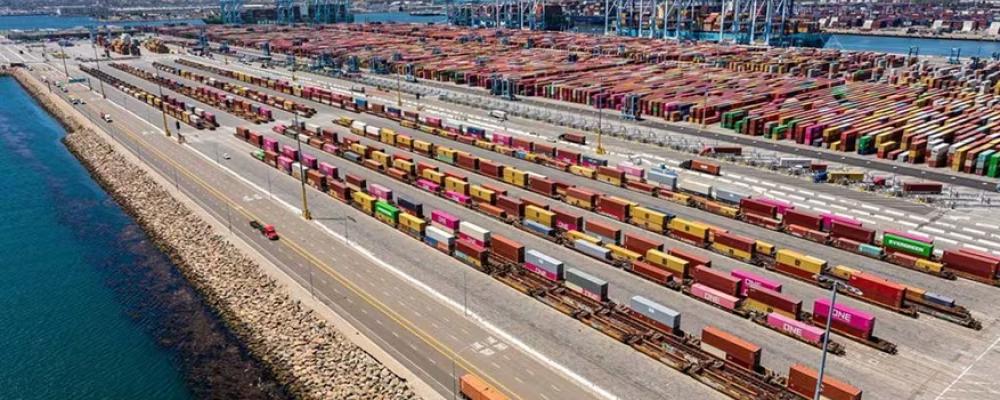 Intermodala transporter, i synnerhet de som kombinerar sjö- och landtransport, spelar en central roll i dagens logistik. Foto: Maersk