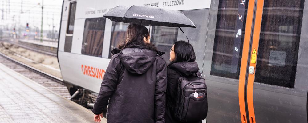 Personal med paraply vid Öresundståg Foto: Apelöga/Öresundståg
