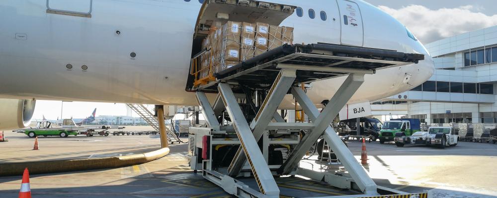 Beslutet kommer efter att amerikanska myndigheter meddelat att De Minimis-undantaget för import tas bort, vilket tidigare gjort det möjligt att skicka varor under 800 USD utan tullavgifter. Foto: Postnord