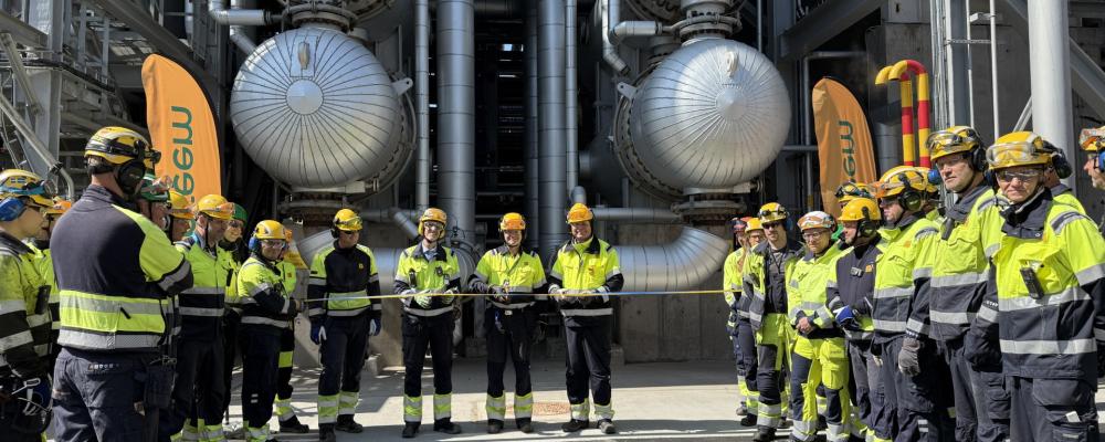 På bild är Peter Abrahamsson Chef Hållbar utveckling, Aad van Bedaf Raffinaderichef och Rickard Lycke Projektchef Synsat samt medarbetare inom Synsat projektet i Lysekil. Foto: Preem