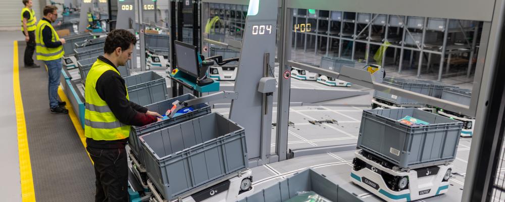 Det ny automationssystemet omfattar över 240 autonoma robotar som rör sig i tre dimensioner genom lagret – vågrätt och lodrätt upp till 12 meters höjd. Bild: Exotec