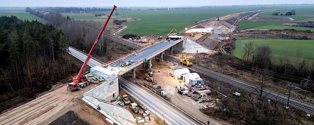 Projektet stöds starkt av EU, som finansierar merparten av kostnaderna. Rail Baltica ses som en del av unionens strategi för att knyta ihop medlemsländerna med moderna transporter och minska beroendet av ryska nätverk. De baltiska länderna har fram till nu främst varit uppkopplade mot järnvägar byggda på bredspår från sovjettiden, vilket skapat tekniska hinder för smidiga transporter till Västeuropa. Foto: Europeiska kommissionen