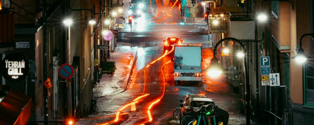 Kommuner ska kunna tillåta tung lastbilstrafik i bullerkänsliga tätorter om fordonen saknar förbränningsmotor. Foto: philip myrtorp/unsplash