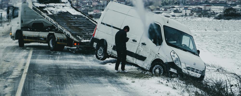 Ett vanligt sätt att bärga skadade fordon är att lyfta ena hjulparet med en bärgningsbil medan det andra rullar fritt mot vägbanan. Foto: Regeringen höjer hastighetsbegränsningen för bärgningsboggi/Unsplash