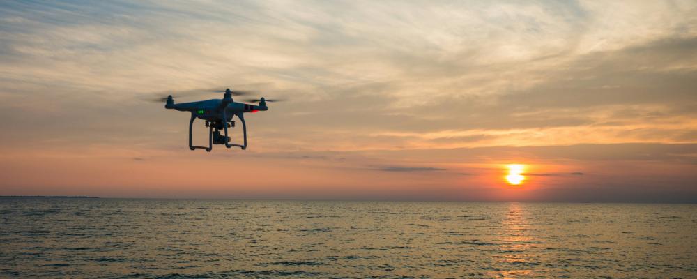 Drygt 3,5 miljarder kronor av satsningen går till att tidigarelägga införandet av antidrönarsystem. Foto: Aaron Burden/Unsplash