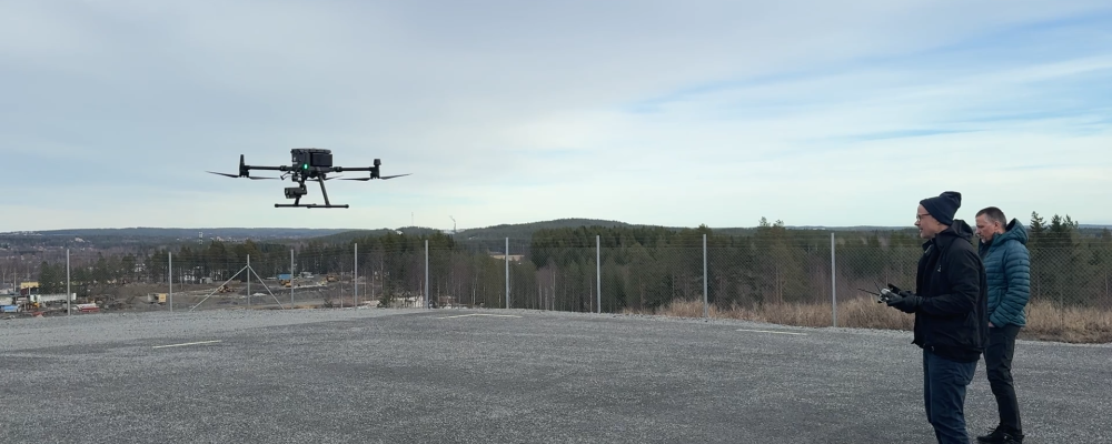 Representanter från Region Västerbotten och Telia var på Skellefteå Droneport för att ta del av testerna. Foto: Skellefteå Science City