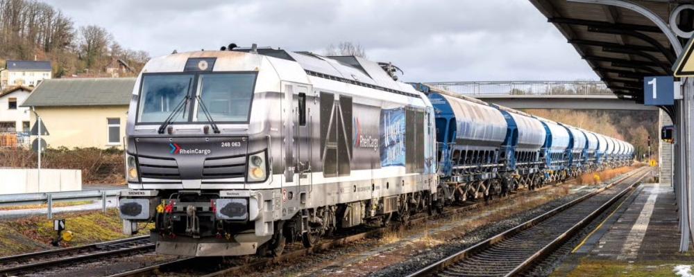 RheinCargo transporterar kalk med Vectron-lok till thyssenkrupp Steels anläggning i Duisburg-Nord. Foto: RheinCargo.