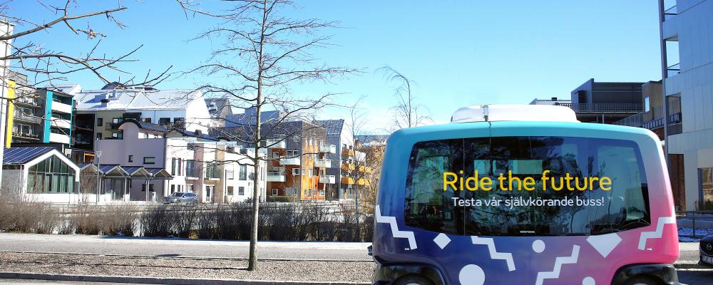 En av de gamla bussarna på väg genom Vallastaden i Linköping. Foto: Mikael Sönne/VTI