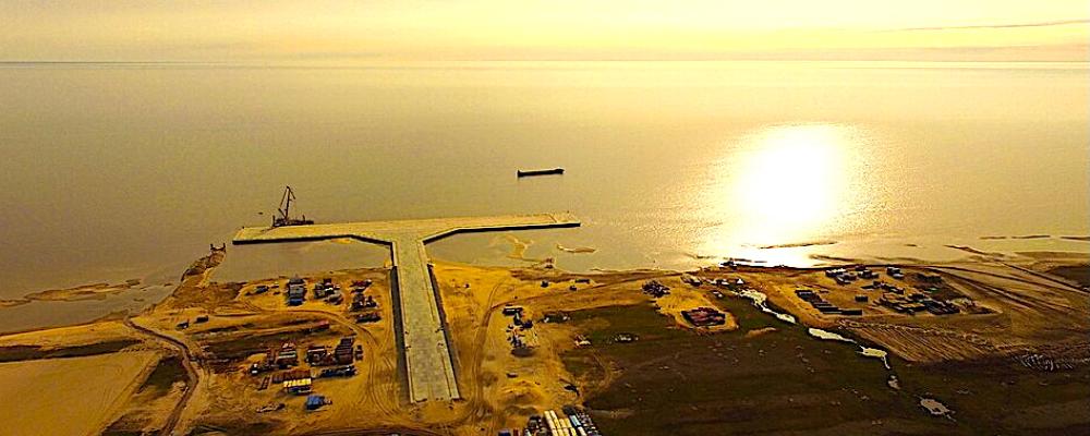 Ryssland har flera viktiga exportterminaler för LNG (flytande naturgas), där anläggningen Yamal LNG i Sabetta är den största och mest aktiva. Andra betydande anläggningar är Sakhalin-2 (Prigorodnoye) samt de pågående projekten Arctic LNG 2 och Ust-Luga. Ryssland driver också mindre anläggningar i medelstorlek, som Gazprom LNG Portovaya och Cryogaz-Vysotsk. Foto: Wikipedia Common Lic. Kredit: SlavaGo